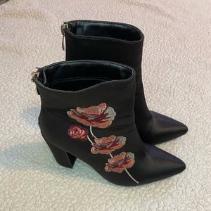 Ankle booties, in really good condition. Only worn once size 6